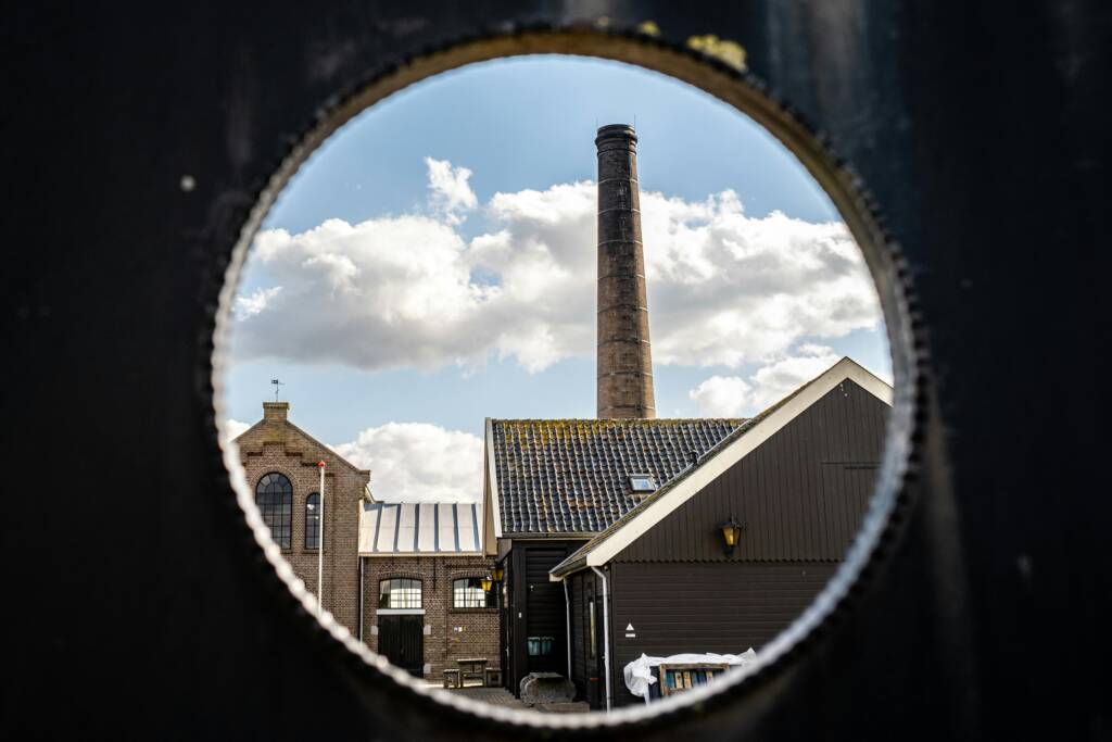 Industriële locatie als beeld bij fusie of overname in een organisatie
